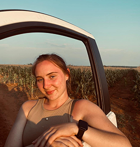 Lee-Ann: Sterk jong dame wat gereed is vir plaaswerk!