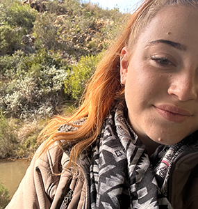 Zetska: Jong plaasvrou met murg in haar bene