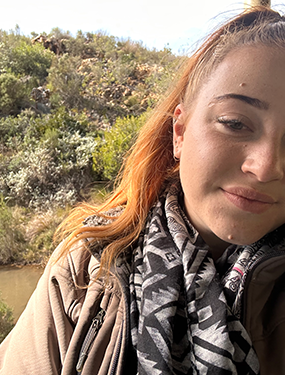 Zetska: Jong plaasvrou met murg in haar bene